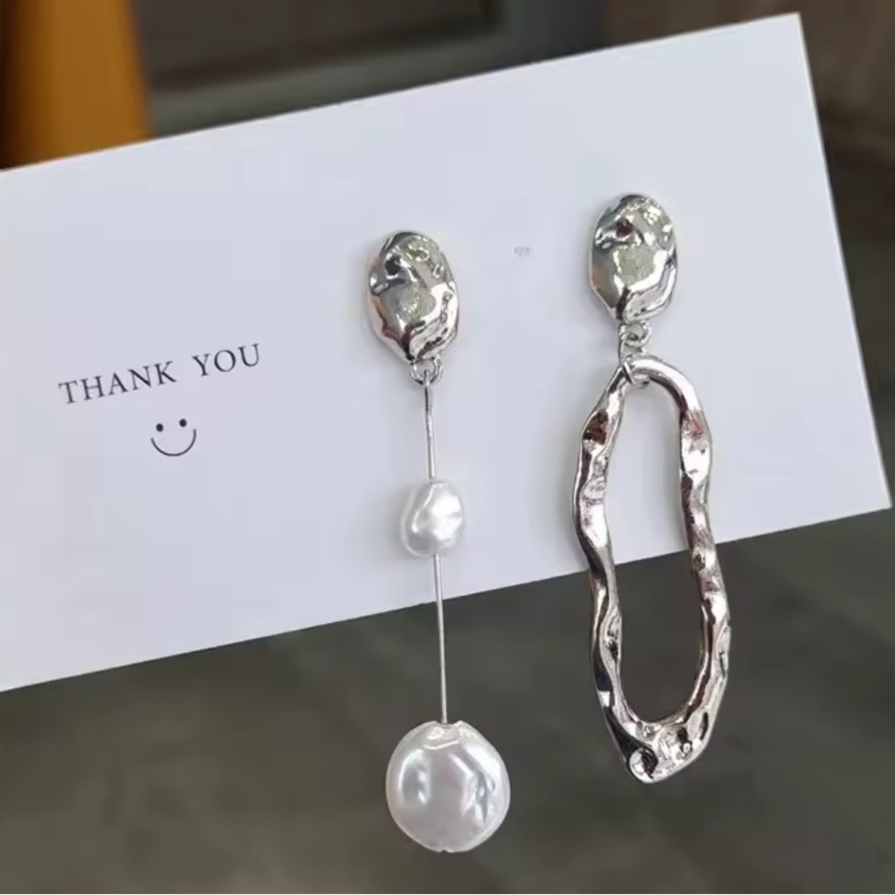 Elegant Asymmetrical Gold and Pearl Drop Earrings - Picture 7 of 16
